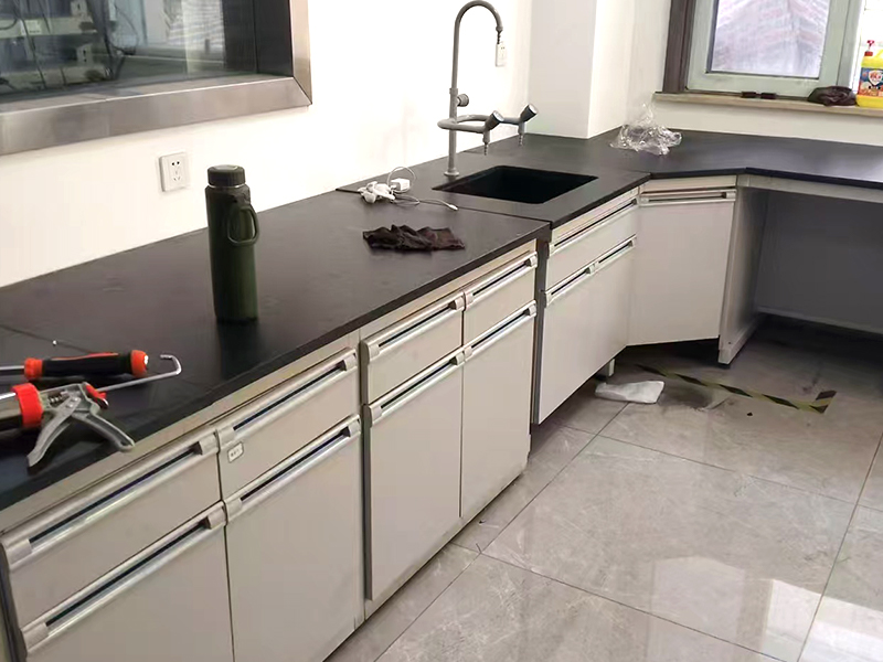 钢木实验台安徽阜阳案例——医药实验室